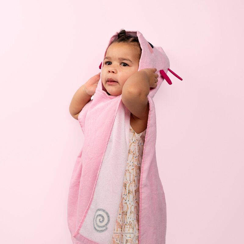 Toalha infantil com capuz Maddie o Axolote Adoramals
